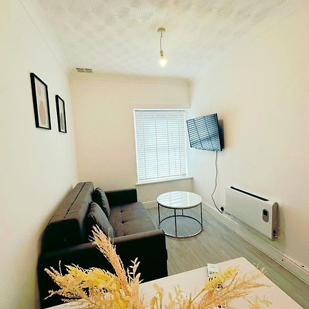 Modern & Stylish 1 Bedroom Flat In Bridgend Town Εξωτερικό φωτογραφία