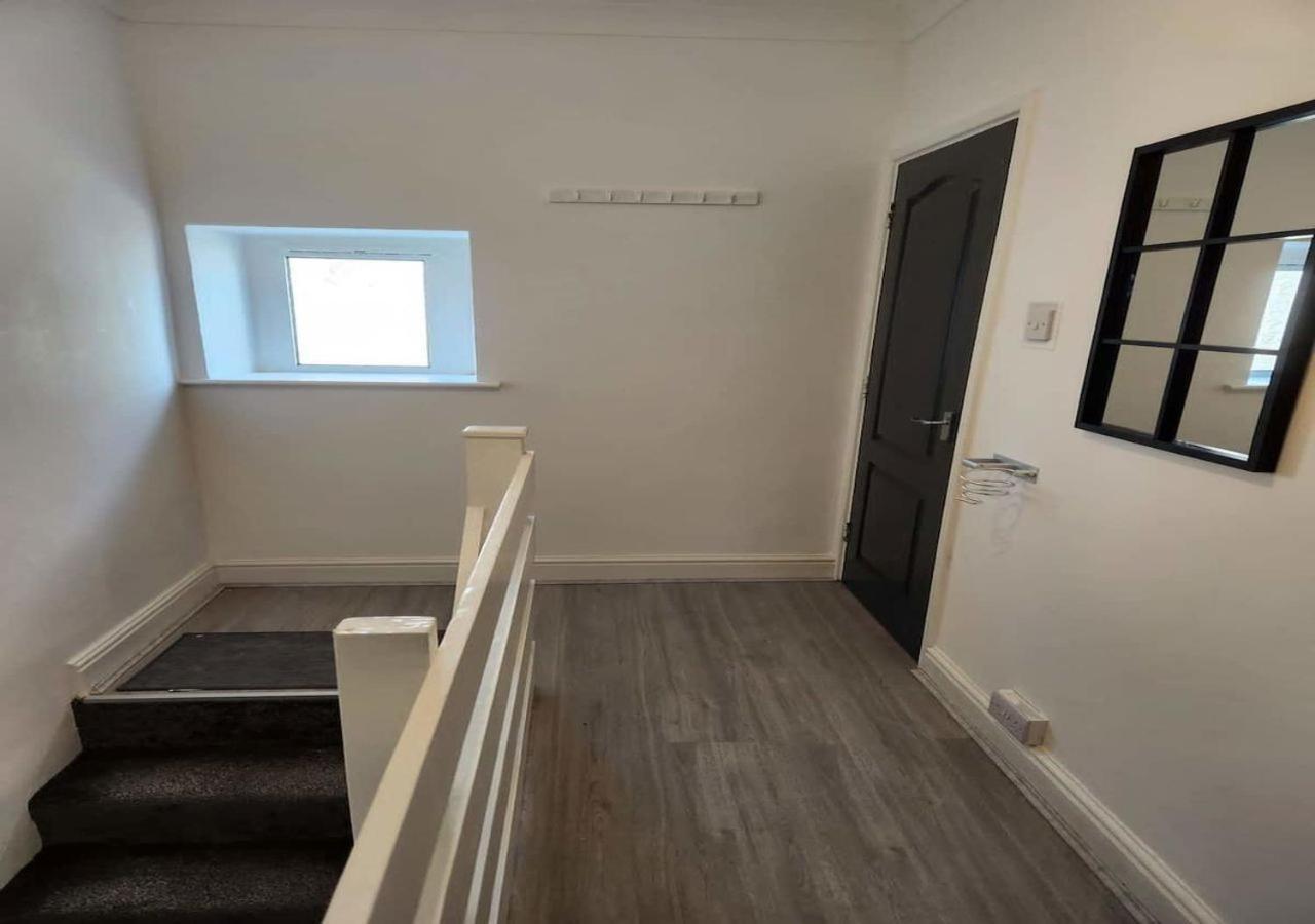 Modern & Stylish 1 Bedroom Flat In Bridgend Town Εξωτερικό φωτογραφία