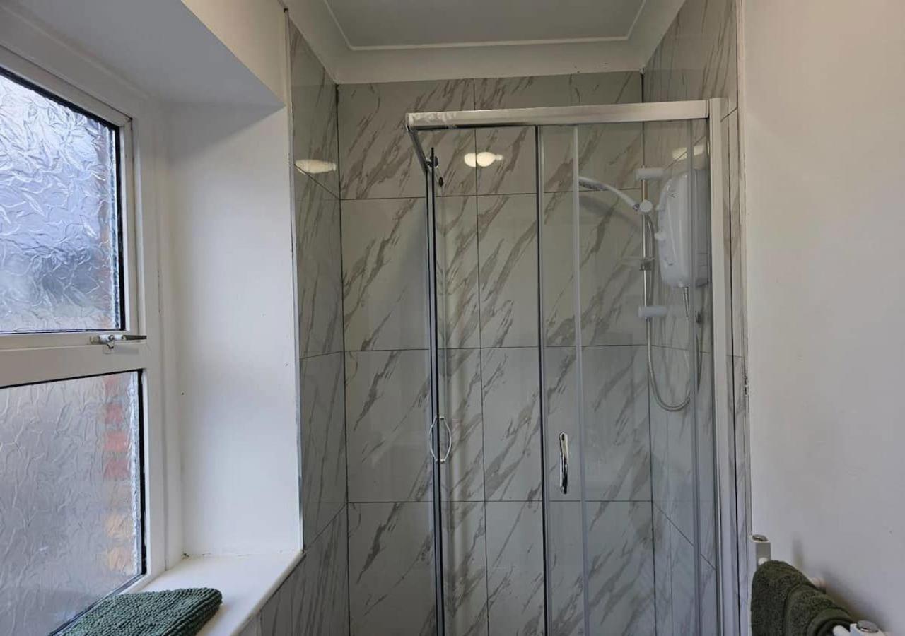 Modern & Stylish 1 Bedroom Flat In Bridgend Town Εξωτερικό φωτογραφία