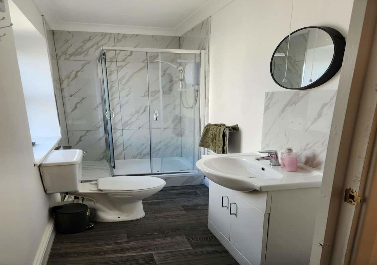 Modern & Stylish 1 Bedroom Flat In Bridgend Town Εξωτερικό φωτογραφία