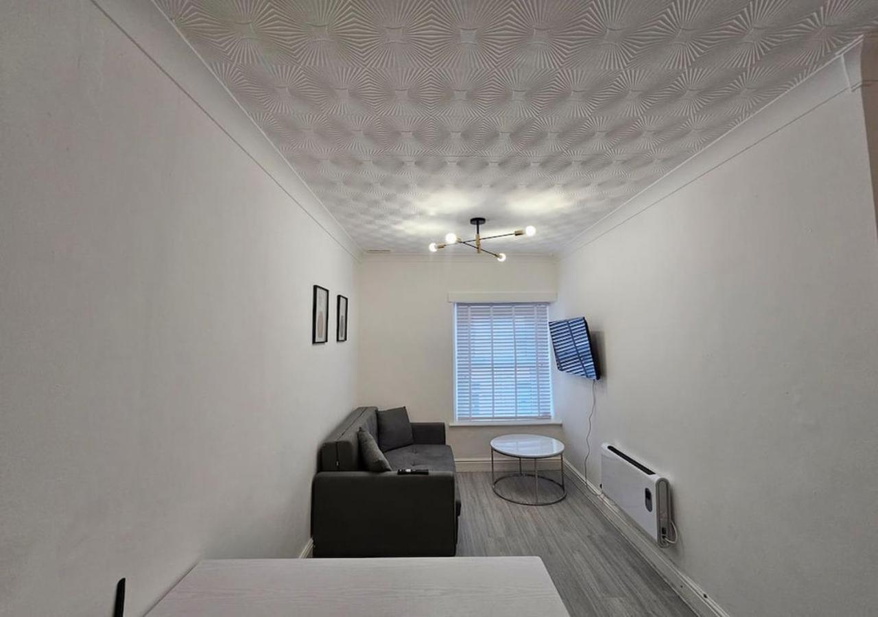 Modern & Stylish 1 Bedroom Flat In Bridgend Town Εξωτερικό φωτογραφία